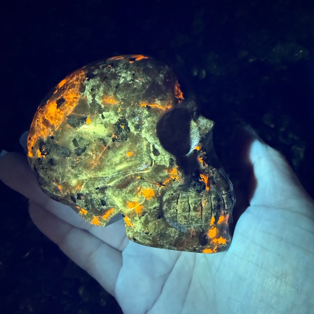 Yooperlite (Fire Stone) Skull Carving *UV Reactive*